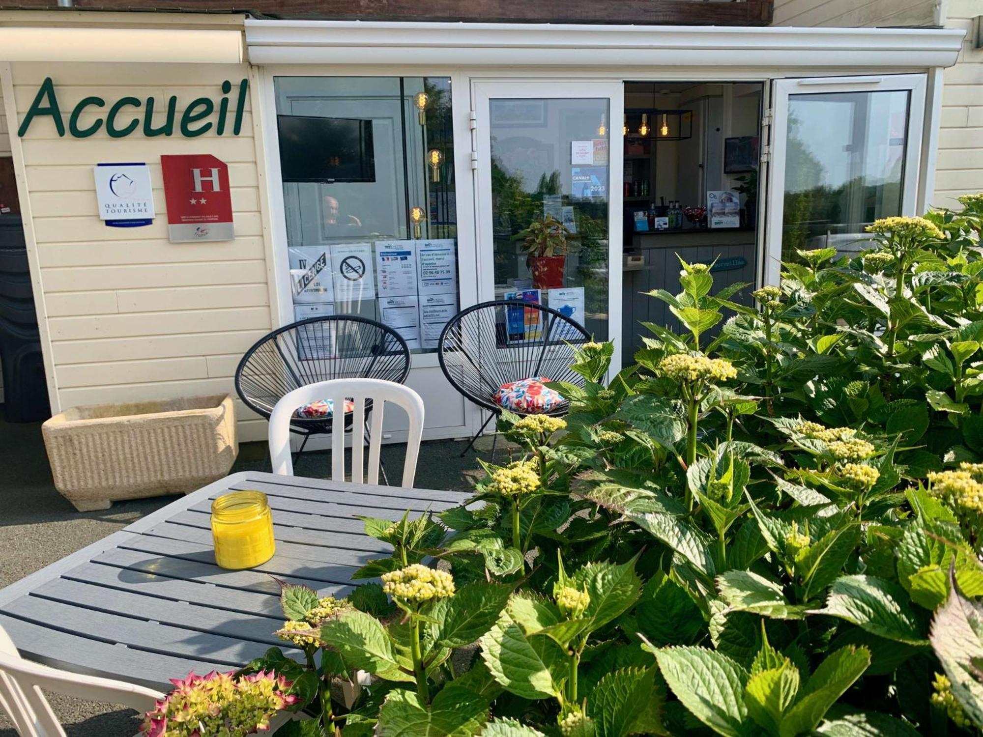 Brit Hotel Lannion-Perros Guirec Exteriör bild